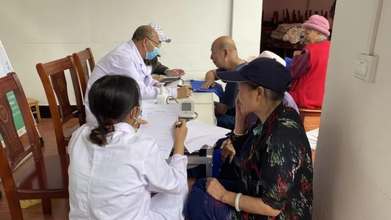 丽江市“卫健先锋·医心医意”党建义诊服务活动暨“敬老月”活动走进丽江家园小区