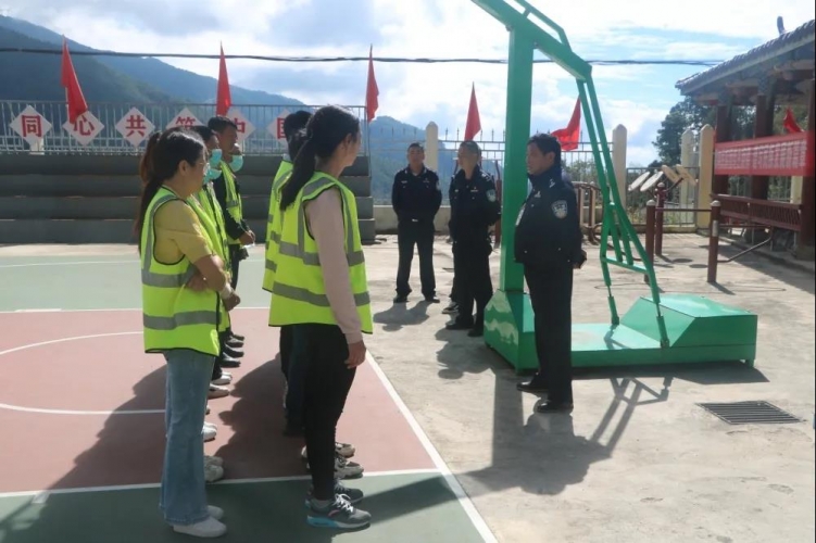 永胜县松坪派出所联合交警大队开展送考下乡活动