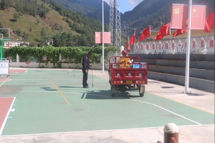 永胜县松坪派出所联合交警大队开展送考下乡活动