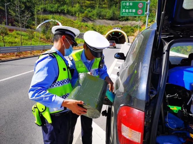 车辆高速公路缺油抛锚，丽江民警紧急救助及时消除安全隐患