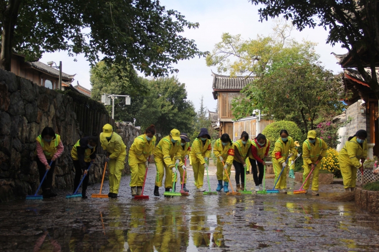 古城区投控集团助力文明城市创建  装扮丽江最靓的gai