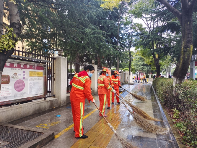 古城区投控集团助力文明城市创建  装扮丽江最靓的gai