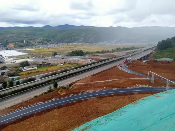 九河互通式立交全部工程建设工作已完成，九河将与高速公路接轨！