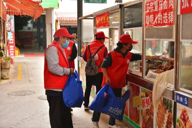 “红马甲”志愿服务队走进丽江大街小巷2.png