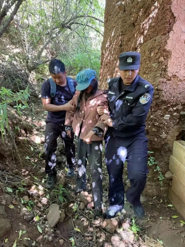 永胜县顺州派出所送走失精神病人回家