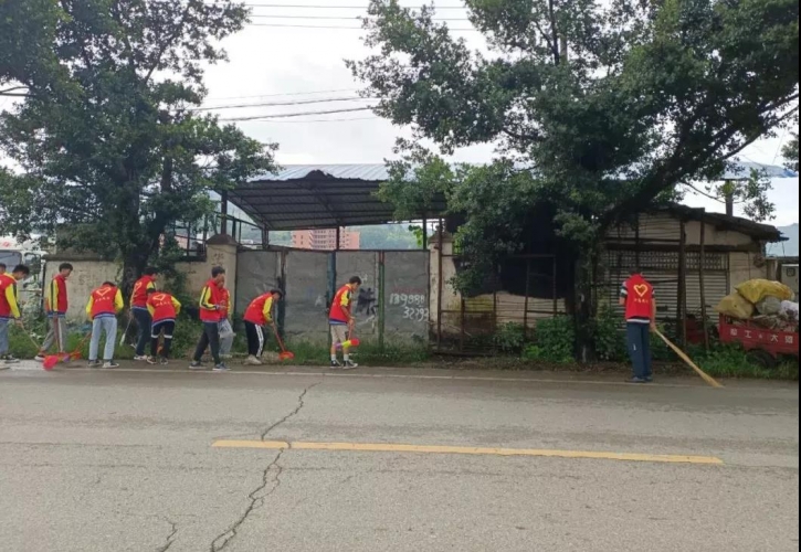 创建国家卫生县城，华坪团员青年在行动