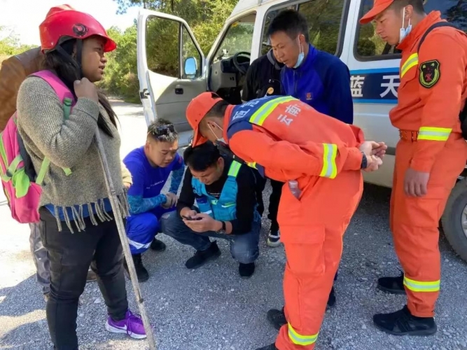 丽江蓝天救援队与丽江消防队员火速出警，3小时内寻回走失老人