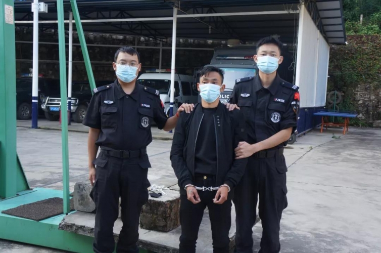 华坪公安检查站查获一名网逃人员