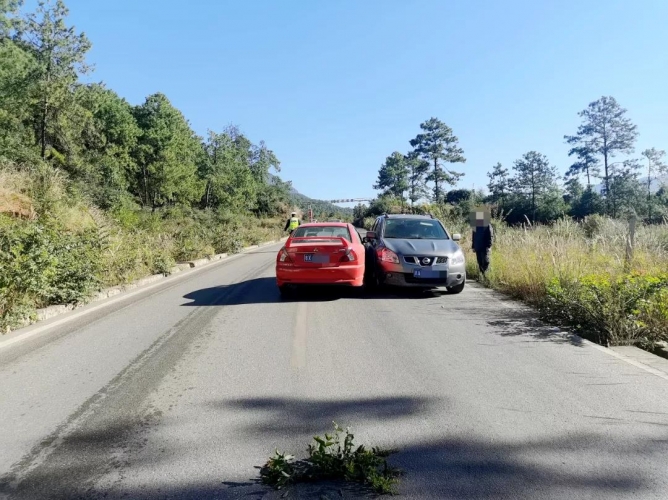 古城民警处理多起超车事件