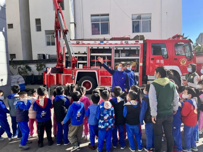 英伦皇家幼儿园师生体验消防员生活