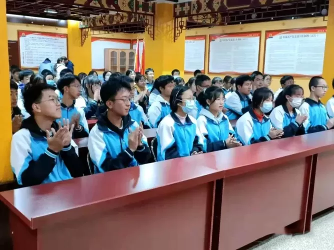 丽江市一中举行海向明友三助基金会颁奖仪式