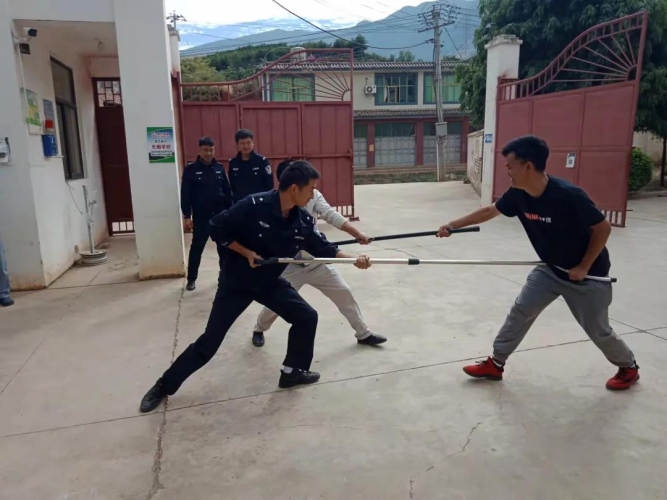 永胜县涛源派出所深入校园开展法制安全讲座暨反恐演练