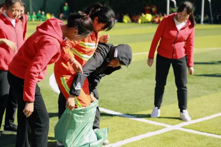 古城区投资控股集团庆祝古城区第十八个环卫工人节系列活动闭幕！