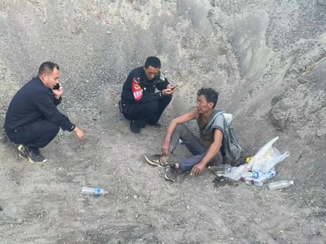 鹤庆男子负气离家出走行至永胜片区，民警驱车将其送回