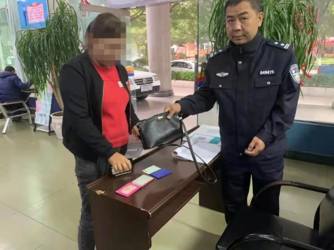 热心群众捡证件包 民警助力还失主 (1).jpg