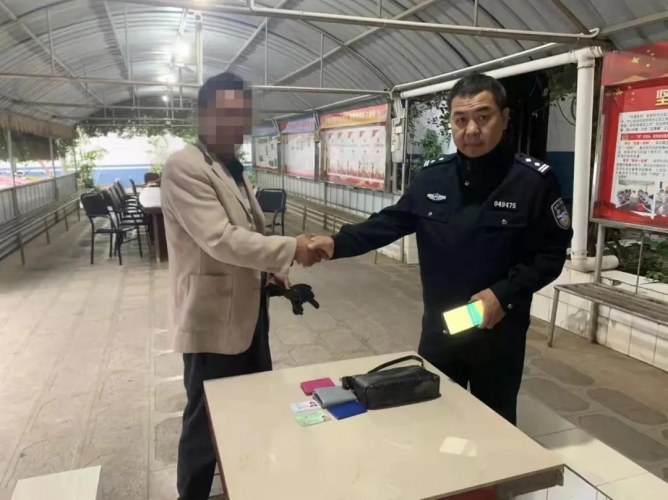 热心群众捡证件包 民警助力还失主 (2).jpg