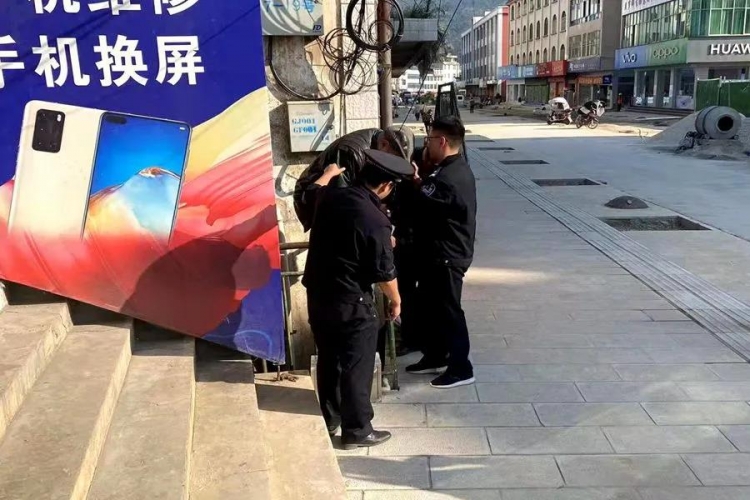 老人掉坑受困 民警及时救助