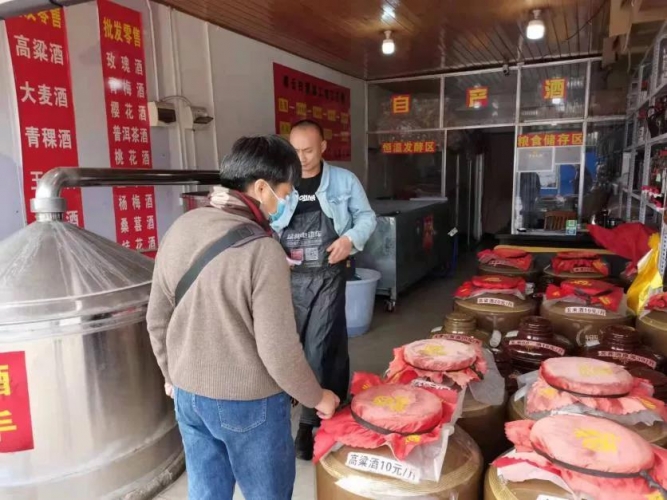 古城区开展小作坊白酒和散装白酒专项整治