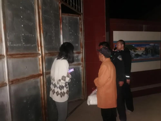 永胜县片角派出所民警深夜送群众回家