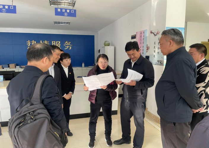 云南省政府副秘书长、省信访局局长邹萍到丽江市华坪县督导调研信访工作