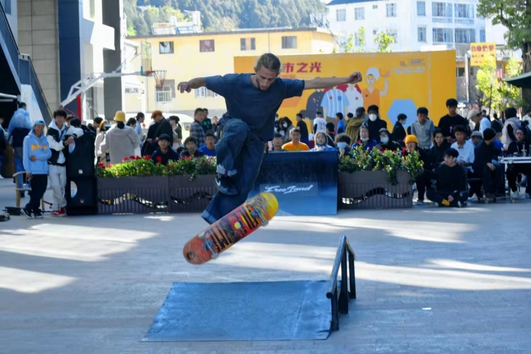 天雨流芳·文旅大集丨滑板挑战赛、街头篮球、足撞球……“青年文化周”活动精彩纷呈