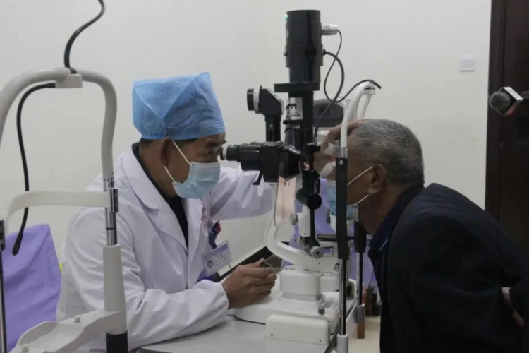 永胜县七旬老人重获光明 赠送锦旗表谢意