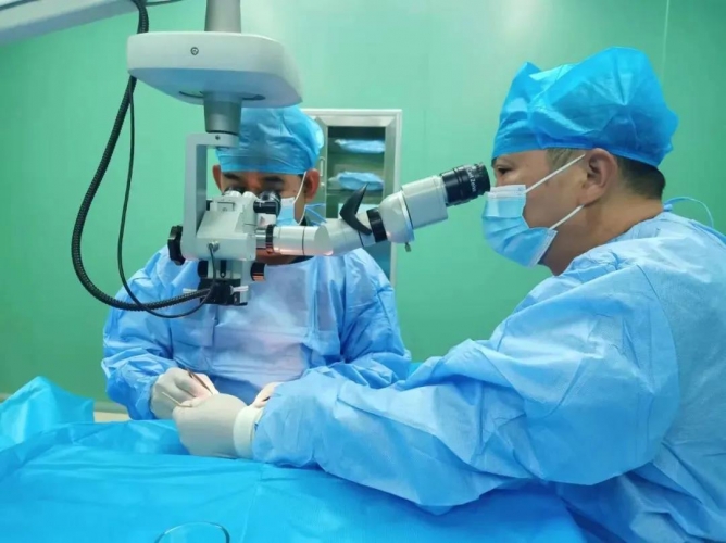 永胜县七旬老人重获光明 赠送锦旗表谢意