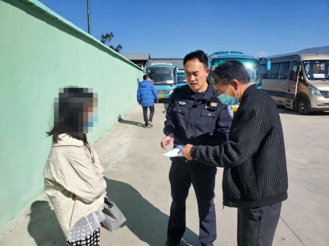 为寻网友花光了积蓄、与家人失联，永胜民警送其回家