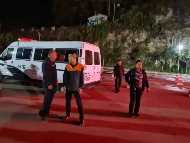 老人误入高速，民警暖心救助