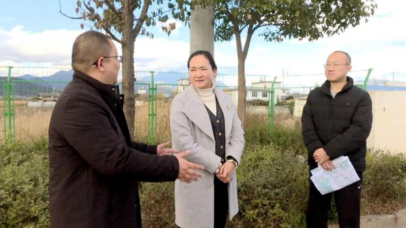 和秋珍实地踏勘丽江城市综合轨道交通项目（2号线）工程玉龙段站点