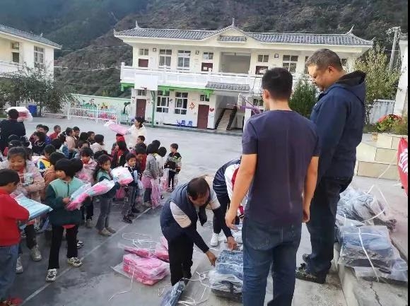 爱心助学活动 丽江市卫健委在行动