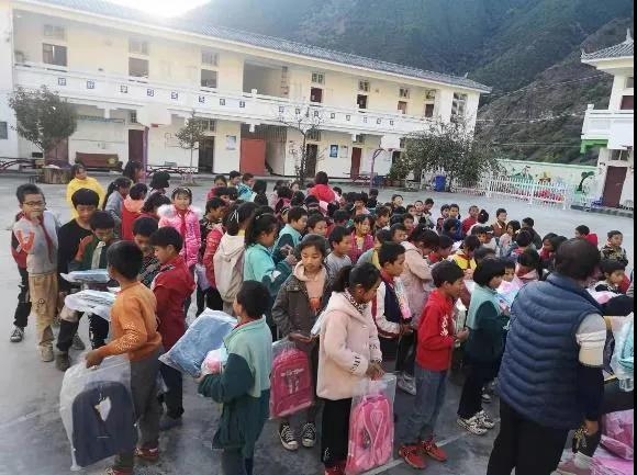 爱心助学活动 丽江市卫健委在行动