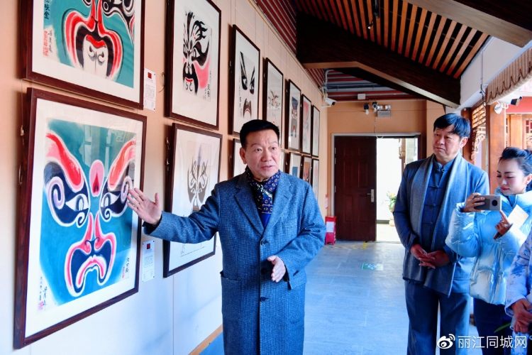 “百年百幅 大美丽江 梁汉森意象脸谱画派展览”在丽江市博物馆拉开大幕3.jpg