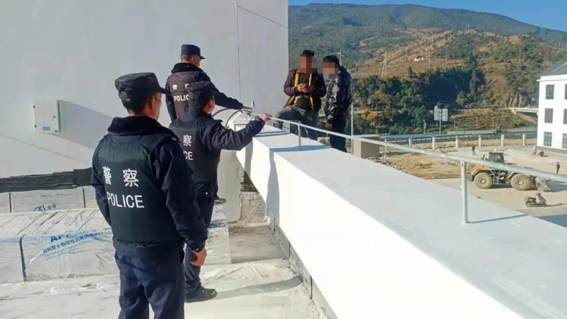 男子酒后摔伤 民警及时救助  近日，永胜县仁和派出所接到群众报警，在汇源村委会大箐村附近有人受伤。民警 ...