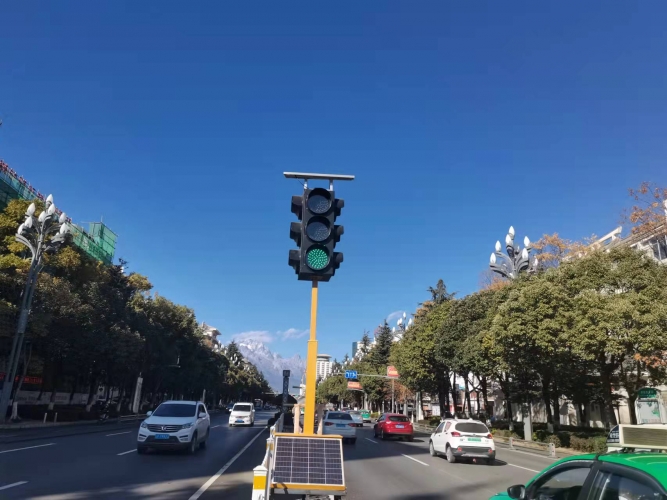 可以安心过马路了！丽江城区多个干道移动式红绿灯“上岗”指挥交通   (4).jpg