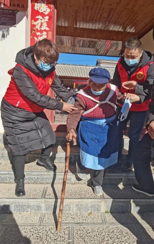 束河街道疫苗接种服务进社区，96岁的老奶奶都来打疫苗了！