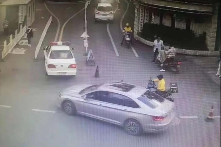 路上突发心梗，古城警方为其开辟“绿色救助通道”并护送至医院