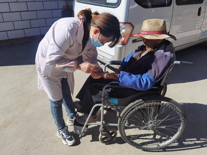 古城区金山街道上门服务，为60岁以上老人开展健康体检