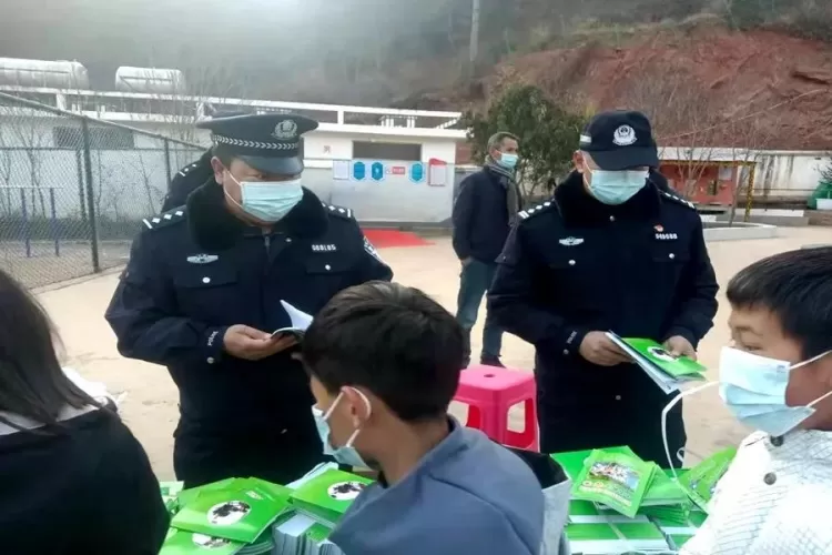 宁蒗县公安局深入辖区中小学开展“全民反恐 共创平安”宣传活动