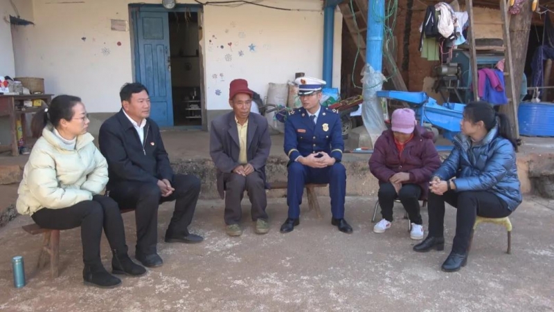 丽江市消防指战员爱心捐款女高学生