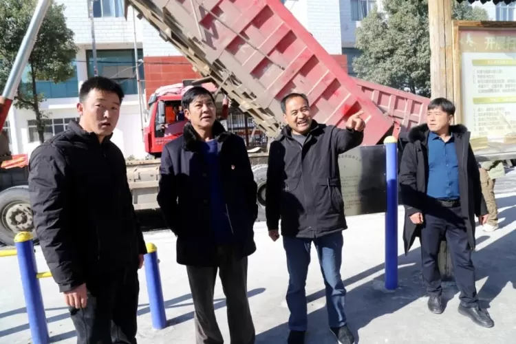 玉龙县政协主席和春明到巨甸镇检查指导森林防火及城镇建设工作