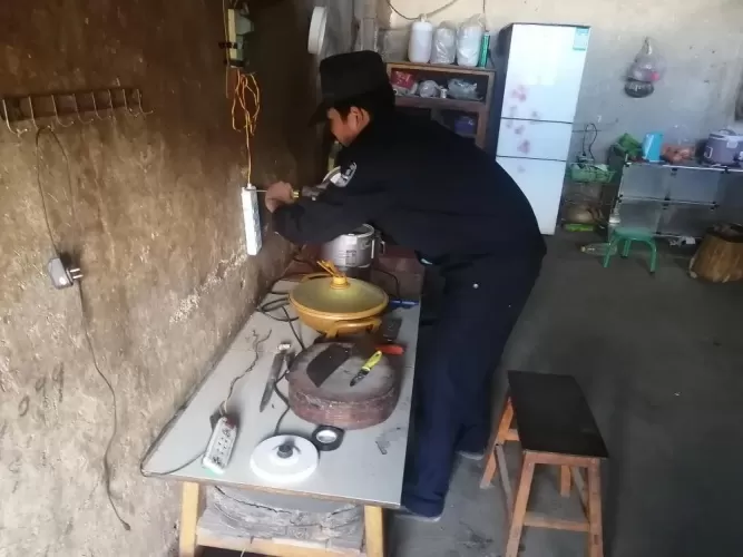 永胜民警帮助独居老人更换插座，温暖了老人的心