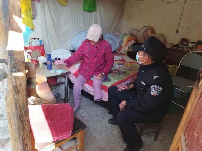 永胜县民警挂念孤寡老人冷暖，贴心为其送去生活物资