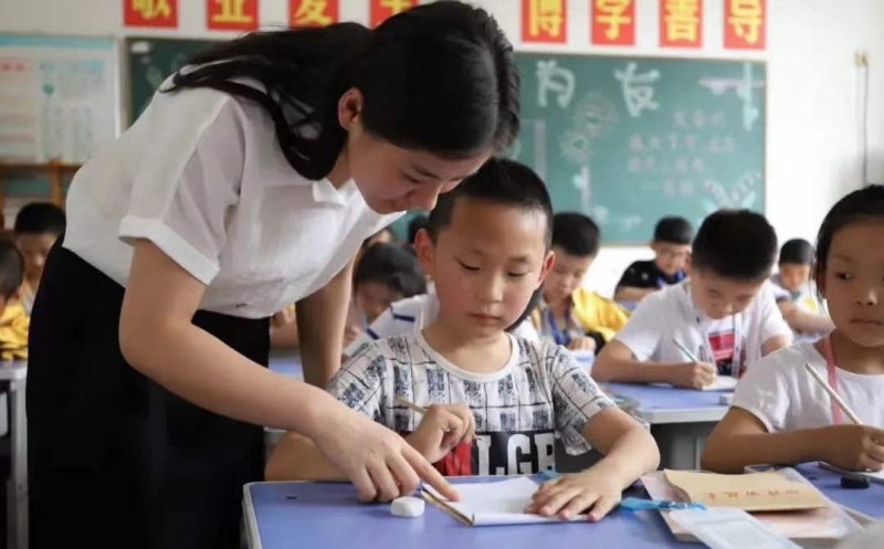 丽江市出台十四条措施，为中小学教师“减负”.jpg