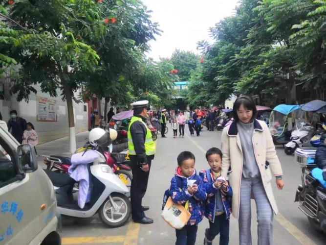 华坪交警多措施筑牢寒假前中小学生道路交通安全防线