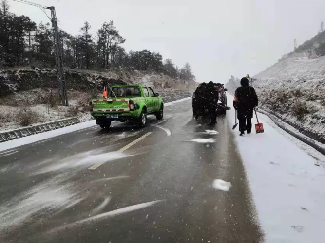 因降大雪，玉龙雪山景区暂停接待游客