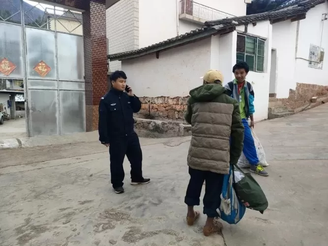 永胜民警主动担当，助力父子回家