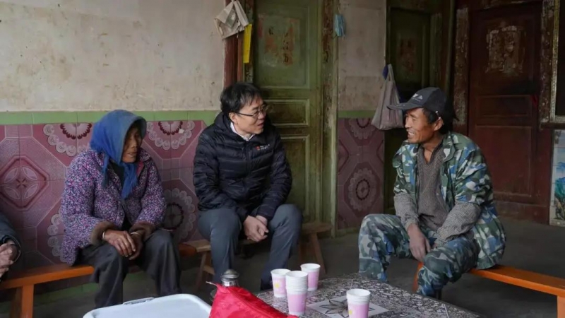 中国红十字会副会长孙硕鹏一行到永胜县开展“红十字博爱送万家”活动