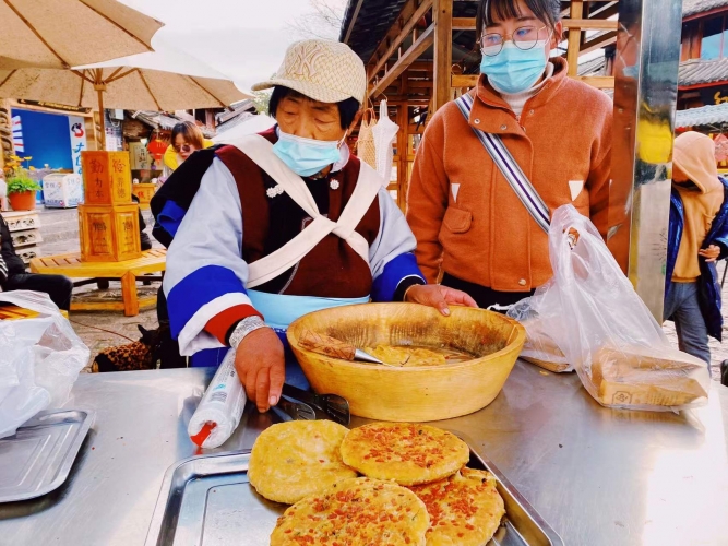 大研街道首届年货节正式开启  快来丽江古城四方街感受不一样的年味儿 (1).jpg