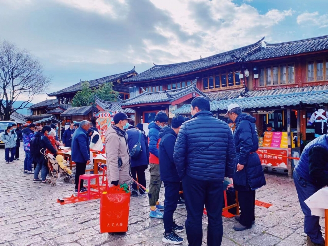大研街道首届年货节正式开启  快来丽江古城四方街感受不一样的年味儿 (10).jpg
